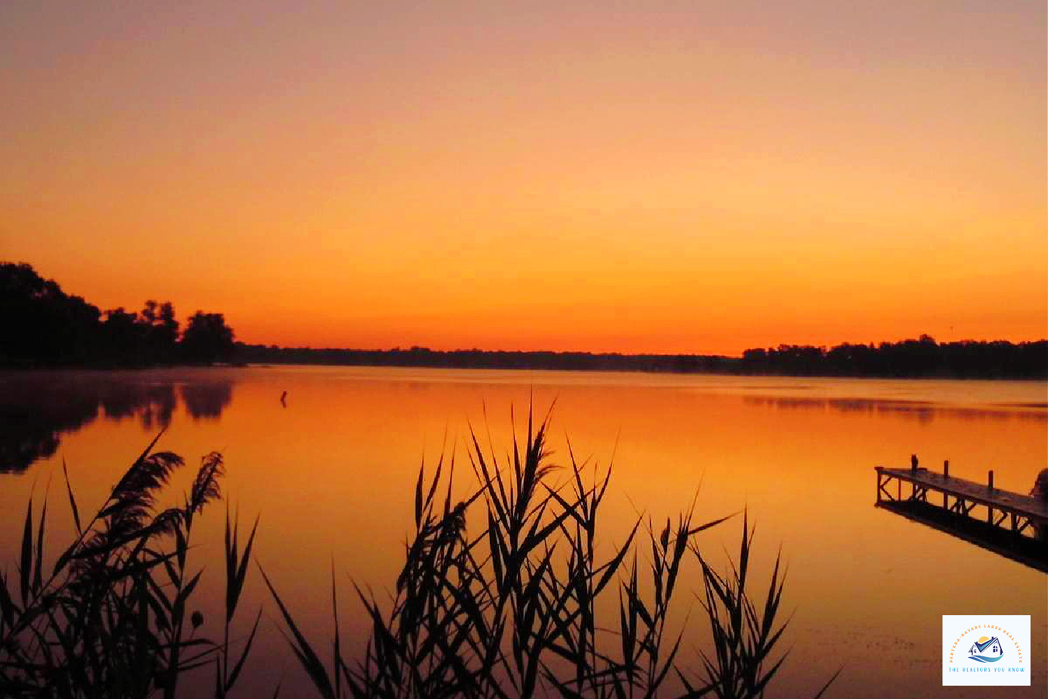 A breathtaking sunset over Union Lake in West Bloomfield, MI, casting a warm orange glow across the water. This stunning location offers beautiful lakefront homes for buyers seeking Michigan waterfront real estate…